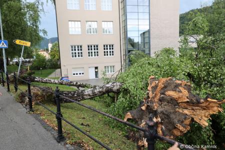 Neurje z vetrom podiralo drevesa in odkrivalo strehe (5)